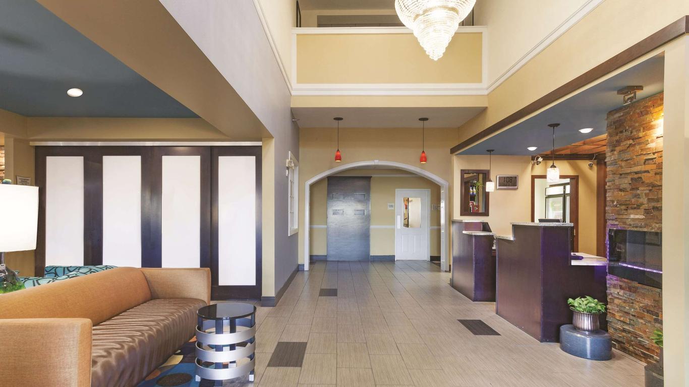 La Quinta Inn & Suites by Wyndham Elizabethtown