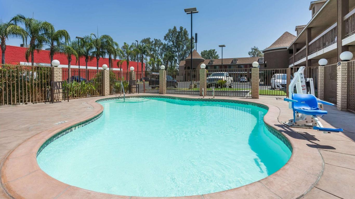 Super 8 by Wyndham Bakersfield South CA