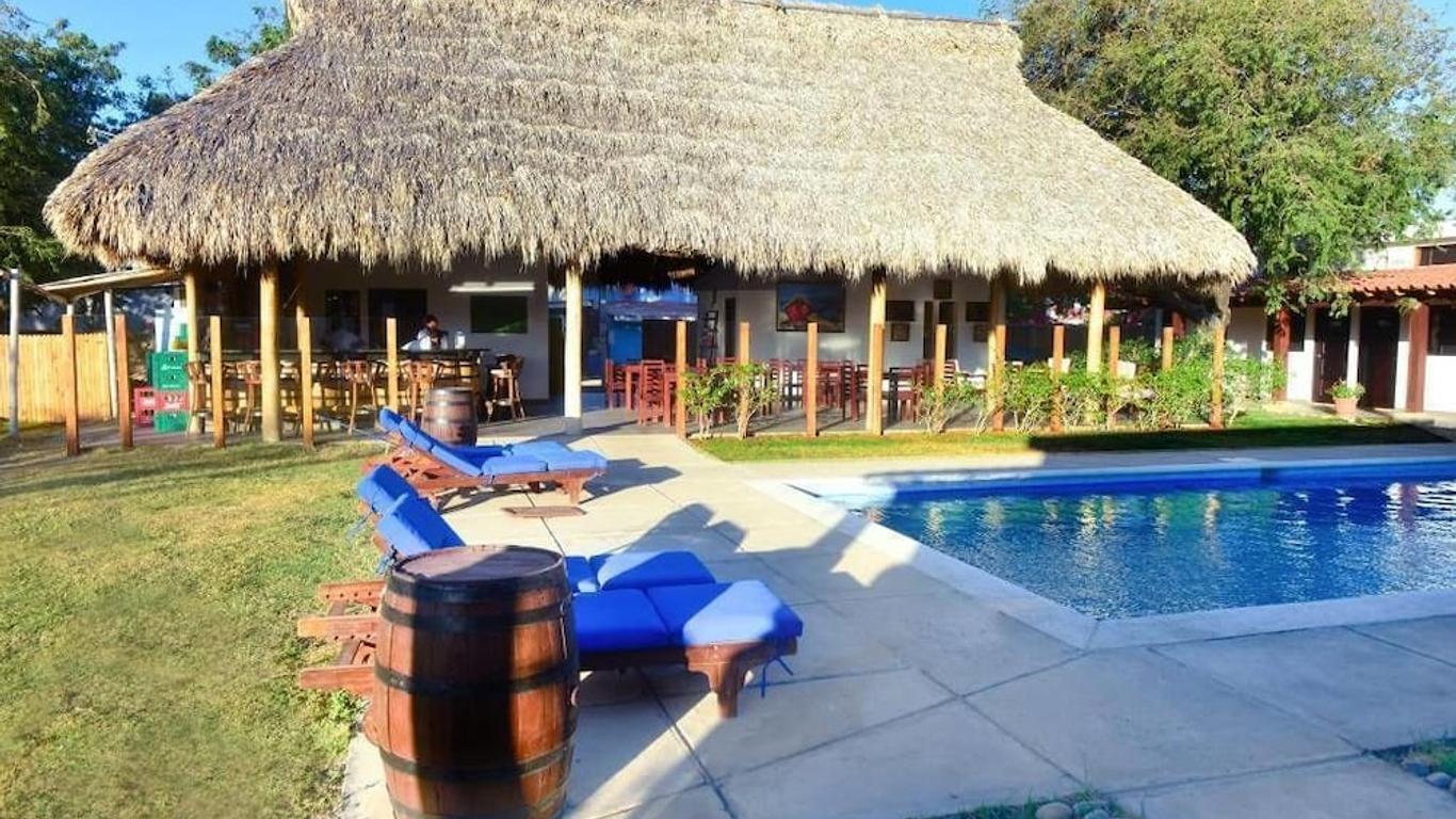 Machele' s Place Beachside Hotel & Pool